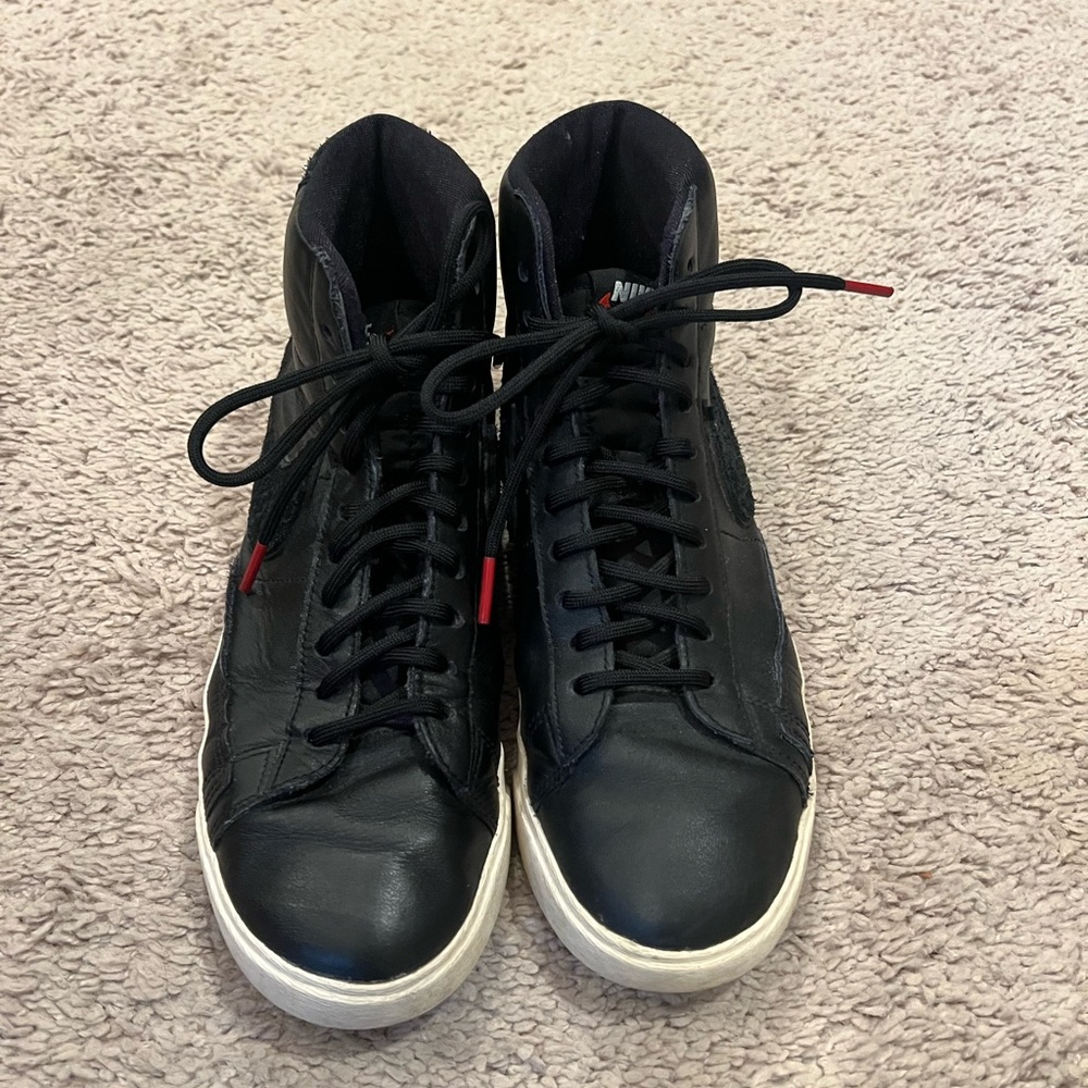 Women’s 8.5 Nike Black High-Top Sneakers